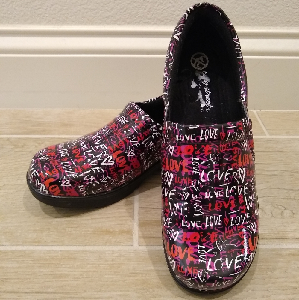 NWT Easy Works Easy Streets Love Hearts Slip On Clogs Black Red  8.5W